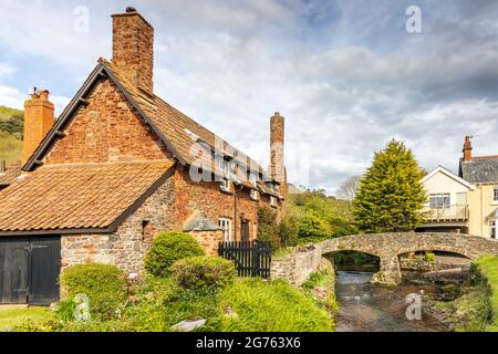 Die mittelalterliche Papppferd-Brücke und Hütte im malerischen Dorf Allerford in Somerset. Stockfoto