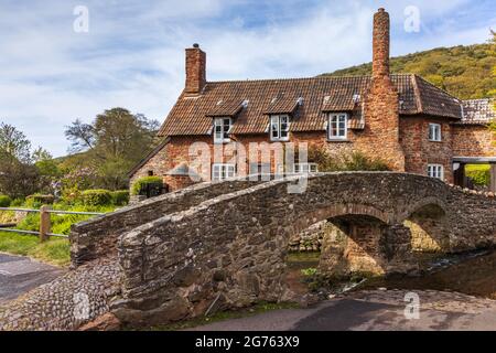 Die mittelalterliche Papppferd-Brücke und Hütte im malerischen Dorf Allerford in Somerset. Stockfoto