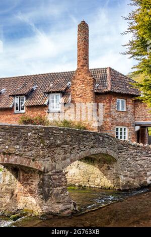 Die mittelalterliche Papppferd-Brücke und Hütte im malerischen Dorf Allerford in Somerset. Stockfoto