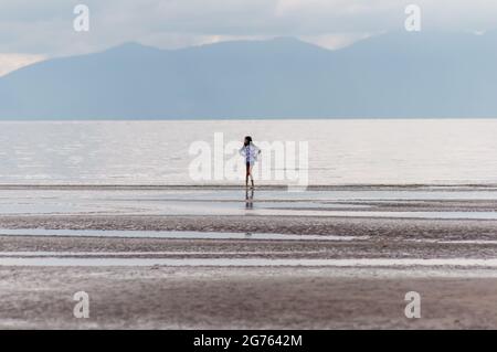 Barassie Beach, Troon, Schottland, Großbritannien. Juli 2021. Wetter in Großbritannien. Warten darauf, dass die anderen den Barassie Beach mit der Isle of Arran im Hintergrund aufholen. Kredit: Skully/Alamy Live Nachrichten Stockfoto