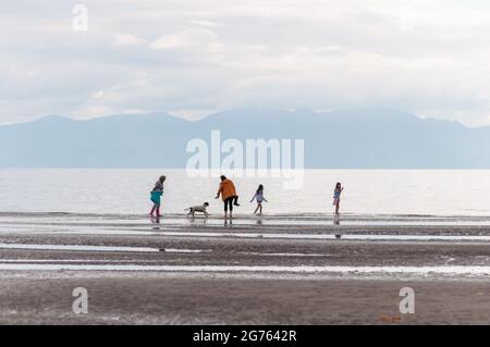 Barassie Beach, Troon, Schottland, Großbritannien. Juli 2021. Wetter in Großbritannien. Machen Sie einen Spaziergang am Ufer des Barassie Beach mit der Isle of Arran im Hintergrund. Kredit: Skully/Alamy Live Nachrichten Stockfoto