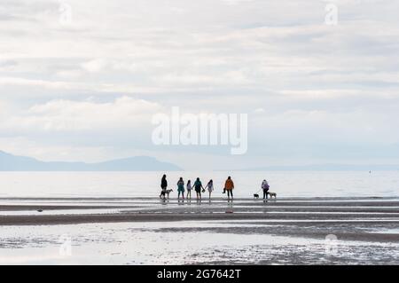 Barassie Beach, Troon, Schottland, Großbritannien. Juli 2021. Wetter in Großbritannien. Machen Sie einen Spaziergang am Ufer des Barassie Beach mit der Isle of Arran im Hintergrund. Kredit: Skully/Alamy Live Nachrichten Stockfoto