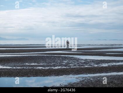 Barassie Beach, Troon, Schottland, Großbritannien. Juli 2021. Wetter in Großbritannien. Ein Paar, das am Barassie Beach entlang läuft. Kredit: Skully/Alamy Live Nachrichten Stockfoto