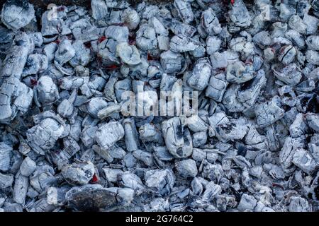 Steinkohle-Esche mit natürlichem Licht nach dem Garen des Grills. Stockfoto