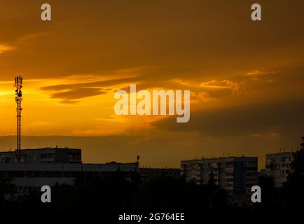 Sonnenuntergang in einer großen Industriestadt nach dem Regen. Stockfoto