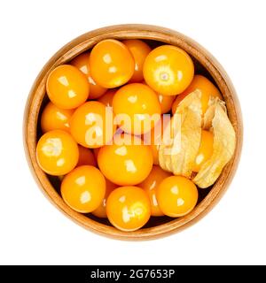 Kap Stachelbeeren in einer Holzschale. Frische Früchte von Physalis peruviana, auch bekannt als goldene, inka- und gemahlene Beere, uchuva, poha und rasbhari. Stockfoto