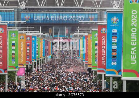 London, Großbritannien, 11. Juli 2021. Fans strömen zum Wembley-Stadion, um das stark angeschlampte UEFA-EM-Finale 2020 zwischen England und Italien zu besuchen. Monica Wells/Alamy Live News Stockfoto