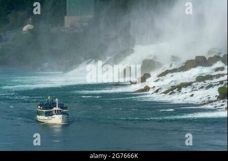 Magd des Nebel Bootes die Touristen am Fuße des amerikanischen Wasserfälle an den Niagarafällen Stockfoto