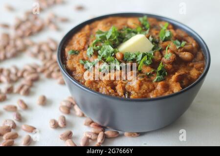 Rote Kidney-Bohnen in einer dicken und würzigen Soße aus Zwiebeln und Tomaten. In den nördlichen Teilen Indiens allgemein als Rajma Masala bekannt. Aufnahme auf weißem Hintergrund Stockfoto