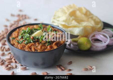 Rote Kidney-Bohnen in einer dicken und würzigen Soße aus Zwiebeln und Tomaten. In den nördlichen Teilen Indiens allgemein als Rajma Masala bekannt. Mit mitgespielten Witzes Stockfoto