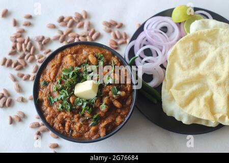 Rote Kidney-Bohnen in einer dicken und würzigen Soße aus Zwiebeln und Tomaten. In den nördlichen Teilen Indiens allgemein als Rajma Masala bekannt. Mit mitgespielten Witzes Stockfoto