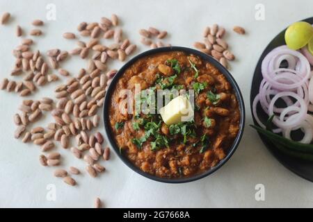 Rote Kidney-Bohnen in einer dicken und würzigen Soße aus Zwiebeln und Tomaten. In den nördlichen Teilen Indiens allgemein als Rajma Masala bekannt. Aufnahme auf weißem Hintergrund Stockfoto