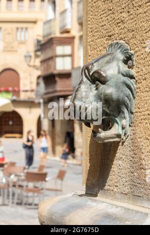 Details des Brunnens auf dem zentralen Platz der Stadt Olite Stockfoto