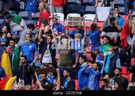 London, Großbritannien. Juli 2021. Fußball: Europameisterschaft, Italien - England, Endrunde, Finale im Wembley-Stadion. Ein italienischer Fan hält ein Plakat mit der Aufschrift „No Mancini, No Party“. Quelle: Christian Charisius/dpa/Alamy Live News Stockfoto