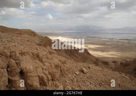 Blick von oben auf eine Schlucht von Nachal Admon, in der Judäischen Wüste, Verdunstungspools südlich des Toten Meeres, das Rift Valley, Edomite Heights und Herbstwolken gesehen Stockfoto