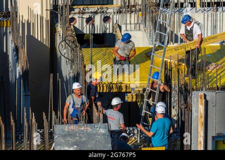 Wien, Wien: Baustelle, Aufbau der Schalung, Arbeiter 22. Donaustadt, Wien, Österreich Stockfoto