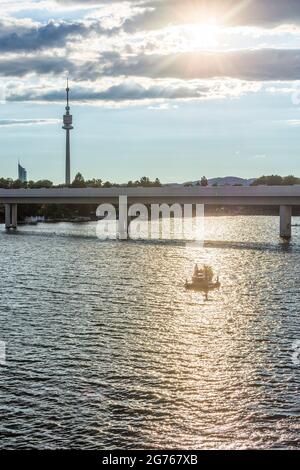 Wien, Wien: Spätsonne an der Alten Donau, Boote, Brücke der U-Bahn Linie U1, Turm Donauturm 22. Donaustadt, Wien, Österreich Stockfoto