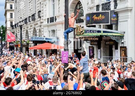 LONDON, GROSSBRITANNIEN. Juli 2021. Die Fans versammeln sich in der Euro 2020 Fan Zone im Piccadilly Circus vor dem UEFA Euro 2020 Finale zwischen England und Italien am Sonntag, den 11. Juli 2021, im Wembley Stadium in LONDON, ENGLAND. Kredit: Taka G Wu/Alamy Live Nachrichten Stockfoto