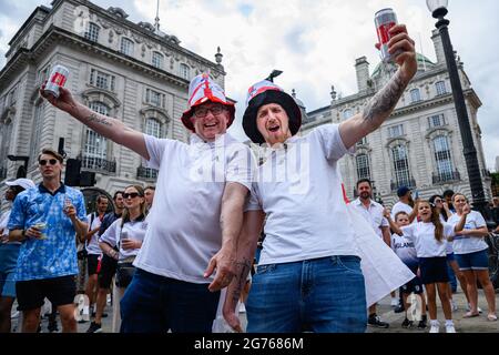 LONDON, GROSSBRITANNIEN. Juli 2021. Die Fans versammeln sich in der Euro 2020 Fan Zone im Piccadilly Circus vor dem UEFA Euro 2020 Finale zwischen England und Italien am Sonntag, den 11. Juli 2021, im Wembley Stadium in LONDON, ENGLAND. Kredit: Taka G Wu/Alamy Live Nachrichten Stockfoto