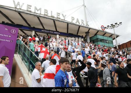 Fahrt mit der U-Bahn zum Finale der UEFA Euros 2020 zwischen Italien und England in London, Großbritannien, zum Wembley Park Stockfoto