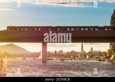 Wien, Wien: Spätsonne an der Alten Donau, Boote, Segelboote, Brücke der U-Bahn Linie U1, U-Bahn, Blick auf den Leopoldsberg 22 Stockfoto