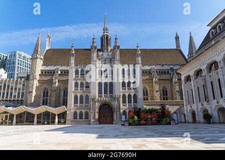 Die City of London Guildhall Art Gallery an einem sonnigen Tag. London - 11. Juli 2021 Stockfoto