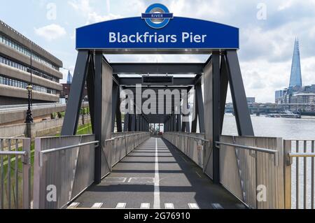 Blackfriars Pier Bootseingang auf der Themse an einem sonnigen Tag. London - 11. Juli 2021 Stockfoto