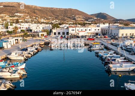 Griechenland, Insel Paros. Kykladen. 25.Mai 2021. Parikia Hafen Luftdrohnenansicht. Fischerboote und aufblasbare Schiffe vor Anker am Hafen. Ägäis Stockfoto