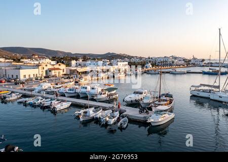 Griechenland, Insel Paros. Kykladen. 25.Mai 2021. Parikia Hafen Marina Luftdrohne Blick am Nachmittag. Yachten Segelboote und Fischerboote, die an har festgemacht sind Stockfoto