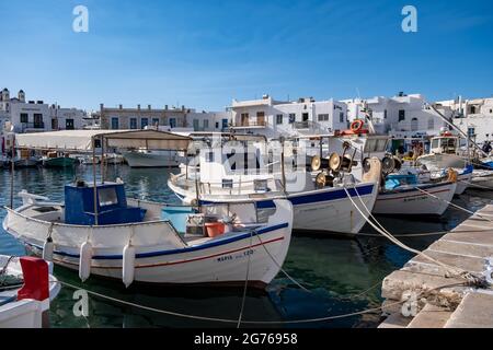 Griechenland, Paros Insel Naousa alten Hafen. 20.Mai 2021. Fischerboote liegen am Hafendock, blauer Himmel im Hintergrund. Traditionelle typische Holzgefäße, fis Stockfoto