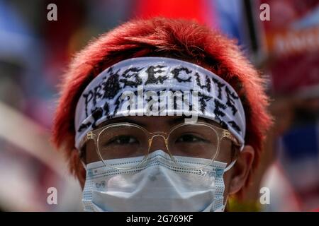 Aktivisten bei einem Protest zum fünften und letzten Jahr im Amt von Präsident Rodrigo Rodrigo Duterte in der Nähe des Malacanang-Palastes in Manila. Die Gruppen verurteilten die Regierung Duterte wegen ihrer angeblichen Menschenrechtsverletzungen gegen Tausende, die im Zuge des Krieges der Regierung gegen illegale Drogen und Kriminalität, einschließlich des Todes von Aktivisten und Kritikern, getötet wurden. Philippinen. Stockfoto