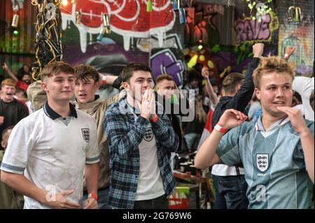 Digbeth, Birmingham, Großbritannien 11. Juli 2021 englische Fußballfans feiern im Finale der Euro 2020 ein Tor gegen Italien. Die Fans brachen aus, als sie die Big Fang Popup Bar unter Eisenbahnbögen im Stadtzentrum von Birmingham beobachteten. PIC by Credit: Stop Press Media/Alamy Live News Stockfoto