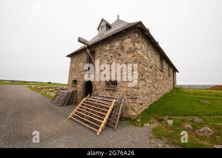 Blick auf die neu erbauten, historischen Strukturen in der französischen Fortresse Louisbourg, Nova Scotia. Stockfoto