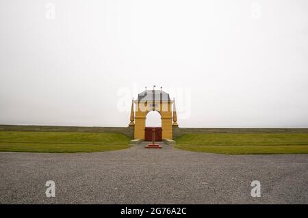 Blick auf die neu erbauten, historischen Strukturen in der französischen Fortresse Louisbourg, Nova Scotia. Stockfoto