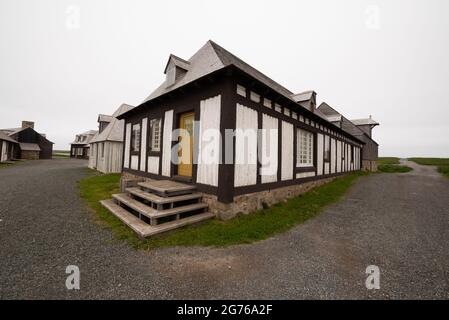 Blick auf die neu erbauten, historischen Strukturen in der französischen Fortresse Louisbourg, Nova Scotia. Stockfoto