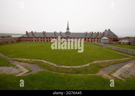 Außenansicht der wichtigsten, neu erbauten, historischen Gebäude in der französischen Fortresse Louisbourg, Nova Scotia. Stockfoto