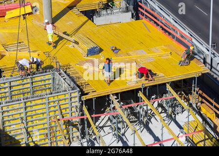 Wien, Wien: Baustelle, Aufbau der Schalung, Arbeiter 22. Donaustadt, Wien, Österreich Stockfoto