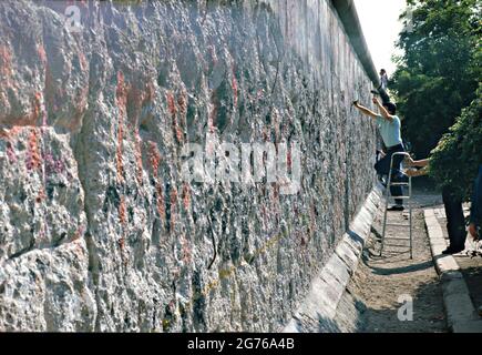 Berlin, Deutschland. 20. April 1990. Berliner Mauer-Souvenirjäger, die als Wallpecker bekannt sind, lassen sich am 20. April 1990 in West-Berlin an einem Abschnitt der Berliner Mauer abspalten. Die Mauer zwischen Ost- und Westdeutschland fiel am 9. November 1989. Stockfoto