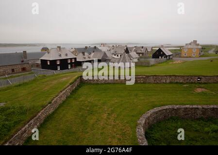 Außenansicht der wichtigsten, neu erbauten, historischen Gebäude in der französischen Fortresse Louisbourg, Nova Scotia. Stockfoto