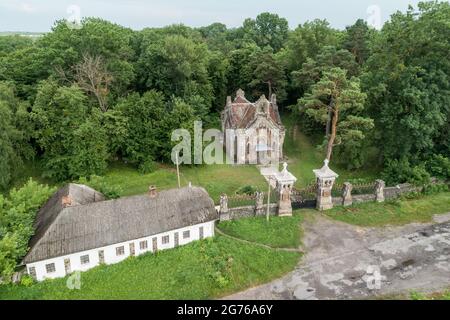 Luftaufnahme eines Grabmals der Familie Pototskiy auf dem Territorium des Landgutes Pototskiy im Dorf Pechera, Region Vinnyza, Ukraine. Reiseziele in Ukrain Stockfoto