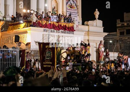 Die Kutsche des Schwarzen Nazareners bereitet sich darauf vor, während der Prozession zurück in die Kirche zu gehen, um ihren Festtag zu feiern, als er in Manila einfährt. Eine riesige Menschenmenge von meist barfuß-philippinischen Katholiken bete zu Beginn einer jährlichen Prozession einer jahrhundertealten schwarzen Statue Jesu Christi zu einem der größten religiösen Ereignisse Asiens für den Frieden im zunehmend unbeständigen Nahen Osten. Philippinen. Stockfoto