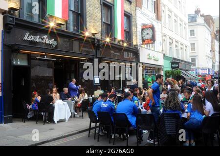 London, Großbritannien. Juli 2021. Italienische Fans in der griechischen Straße in Soho vor der Bar Italia und Little Italy. Im Zentrum von London West End versammeln sich Menschen, während England beim Fußball-EM-Finale Italien spielt. Kredit: JOHNNY ARMSTEAD/Alamy Live Nachrichten Stockfoto