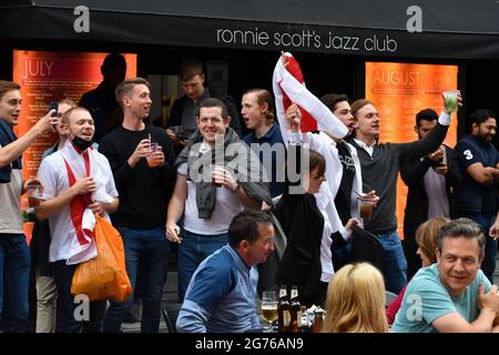 London, Großbritannien. Juli 2021. Italienische Fans in der griechischen Straße in Soho vor der Bar Italia und Little Italy. Im Zentrum von London West End versammeln sich Menschen, während England beim Fußball-EM-Finale Italien spielt. Kredit: JOHNNY ARMSTEAD/Alamy Live Nachrichten Stockfoto