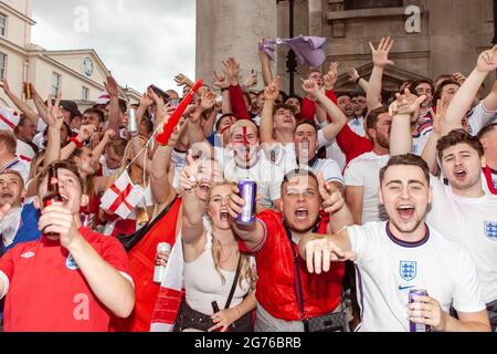 London, England. 11. Juli 2021. Wall of Drunk Fans feiern vor dem trafalgar Square in Vorbereitung auf das Spiel zwischen England und italien. Quelle: Stefan Weil/Alamy Live News Stockfoto