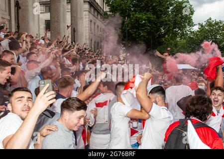 London, England. 11. Juli 2021. Wall of Drunk Fans feiern vor dem trafalgar Square in Vorbereitung auf das Spiel zwischen England und italien. Quelle: Stefan Weil/Alamy Live News Stockfoto