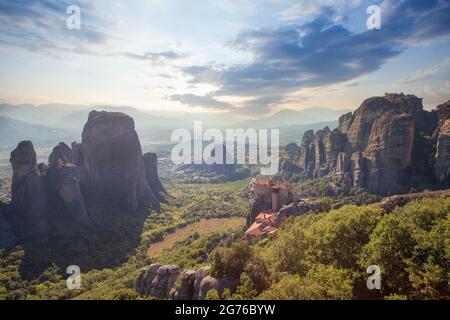 Wundervolle Panoramaaussicht auf das Meteora-Tal. Sonnige Landschaft mit buntem Himmel über dem Bergtal in Griechenland, Europa Stockfoto