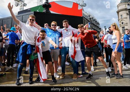 LONDON, GROSSBRITANNIEN. Juli 2021. Die Fans versammeln sich in der Euro 2020 Fan Zone im Piccadilly Circus vor dem UEFA Euro 2020 Finale zwischen England und Italien am Sonntag, den 11. Juli 2021, im Wembley Stadium in LONDON, ENGLAND. Kredit: Taka G Wu/Alamy Live Nachrichten Stockfoto