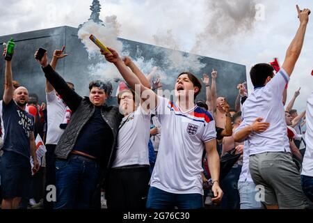 LONDON, GROSSBRITANNIEN. Juli 2021. Die Fans versammeln sich in der Euro 2020 Fan Zone im Piccadilly Circus vor dem UEFA Euro 2020 Finale zwischen England und Italien am Sonntag, den 11. Juli 2021, im Wembley Stadium in LONDON, ENGLAND. Kredit: Taka G Wu/Alamy Live Nachrichten Stockfoto