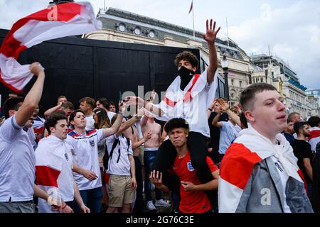 LONDON, GROSSBRITANNIEN. Juli 2021. Die Fans versammeln sich in der Euro 2020 Fan Zone im Piccadilly Circus vor dem UEFA Euro 2020 Finale zwischen England und Italien am Sonntag, den 11. Juli 2021, im Wembley Stadium in LONDON, ENGLAND. Kredit: Taka G Wu/Alamy Live Nachrichten Stockfoto