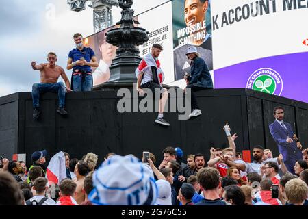 LONDON, GROSSBRITANNIEN. Juli 2021. Die Fans versammeln sich in der Euro 2020 Fan Zone im Piccadilly Circus vor dem UEFA Euro 2020 Finale zwischen England und Italien am Sonntag, den 11. Juli 2021, im Wembley Stadium in LONDON, ENGLAND. Kredit: Taka G Wu/Alamy Live Nachrichten Stockfoto